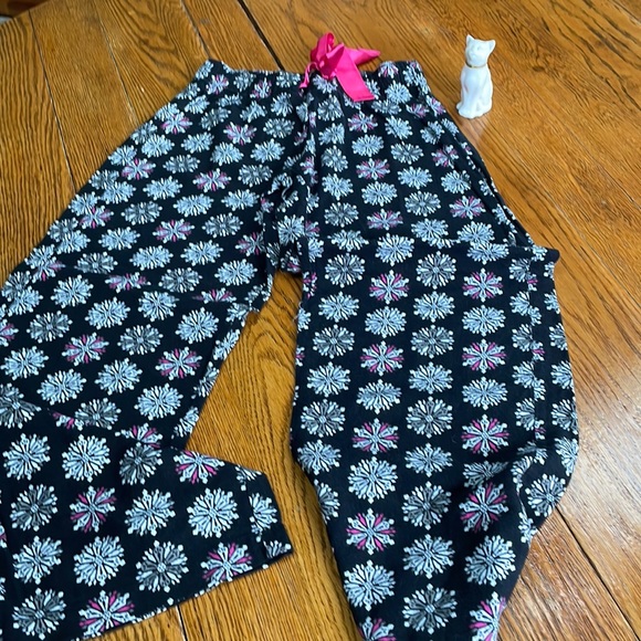 Old Navy Other - Old Navy pajama pants black w/snowflake, small